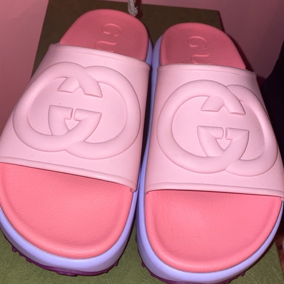 Pink women’s slide sandal with interlocking G - Picture 3 of 3